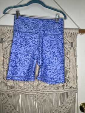 Athleta Elation Ultra High Rise 7” Short  Blue Animal Print  Women’s Small